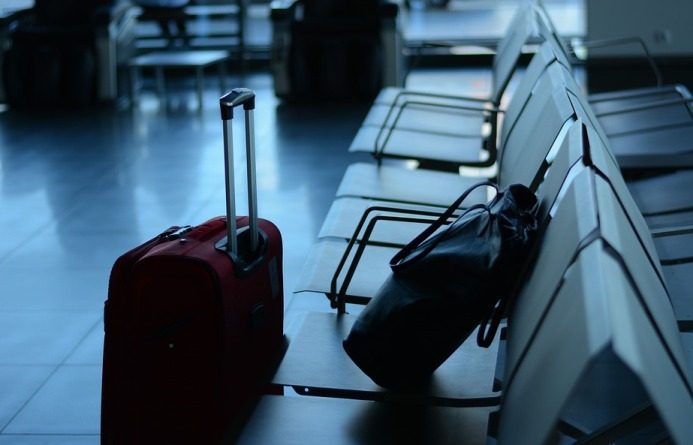 catania lascia figlio in aeroporto