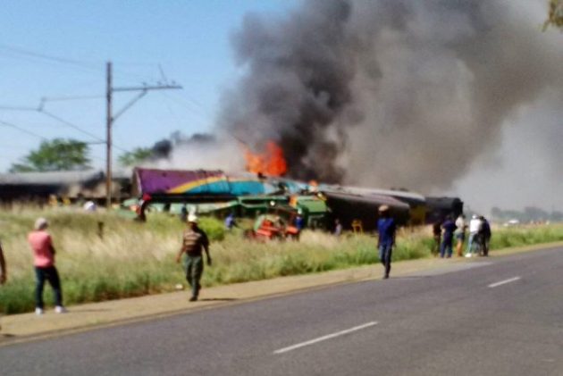 Sudafrica, treno travolge un camion sui binari: 18 morti, bruciati vivi