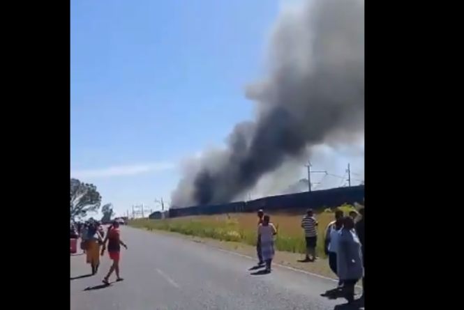 Sudafrica, treno travolge un camion sui binari: 18 morti, bruciati vivi