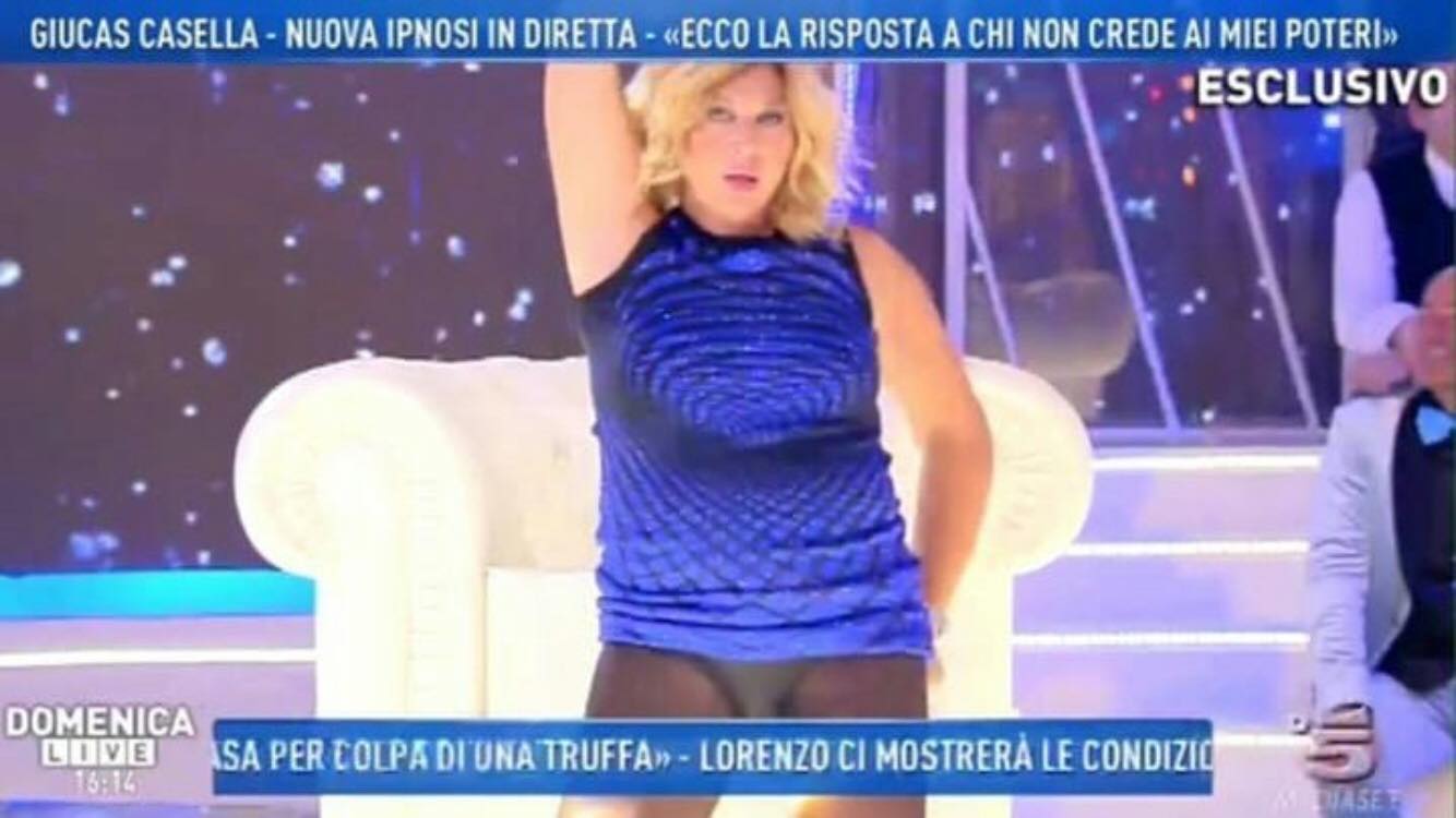 Domenica Live: Giucas Casella ipnotizza Nadia Rinaldi e lei smutanda