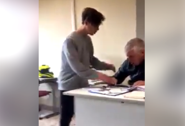 Professore bullizzato da uno studente di un Istituto Commerciale di Lucca Professore bullizzato da uno studente di un Istituto Commerciale di Lucca