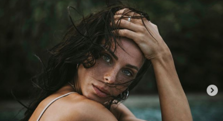 Giulia Calcaterra Instagram Spericolata Tra Le Palme In Bikini Che