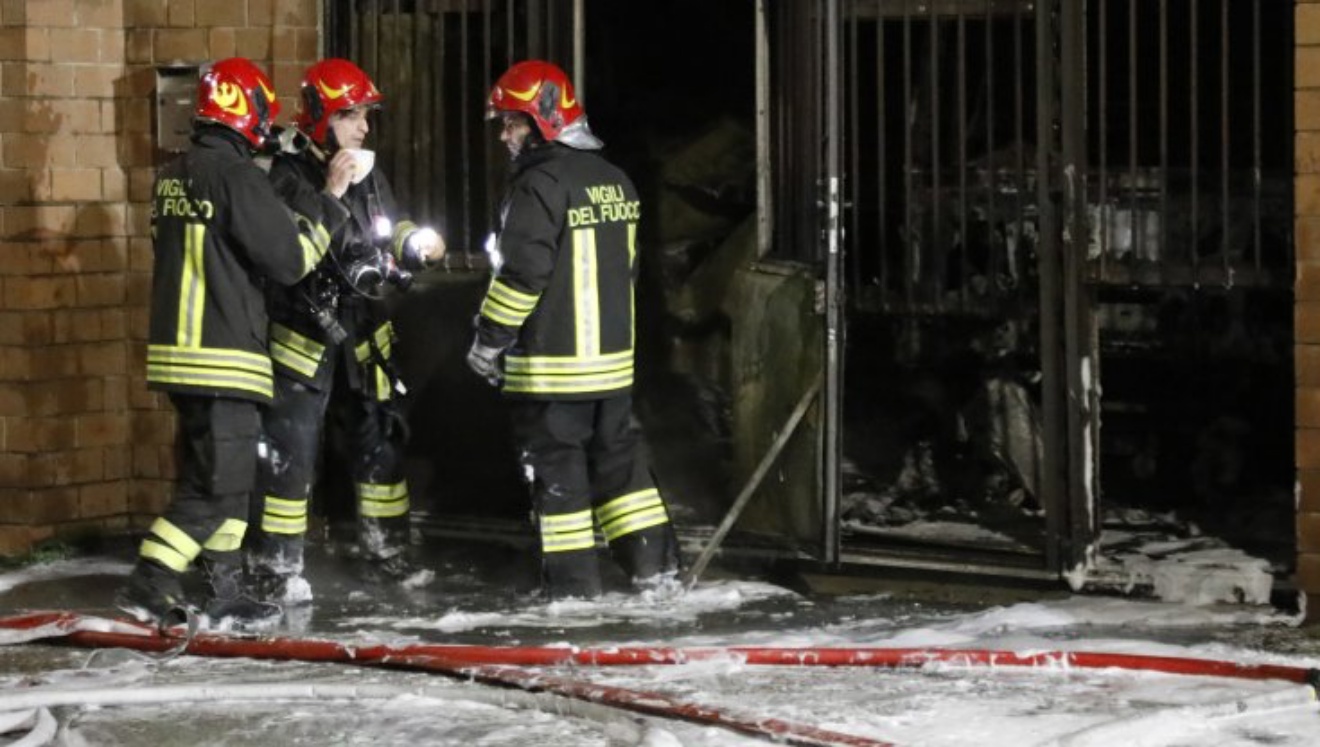 Torino Incendio Palazzo Di Via Pietro Micca Notte In Strada Per Gli