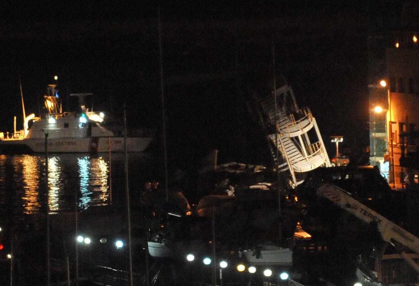 I video dell'incidente al porto di Genova nave contro torre piloti