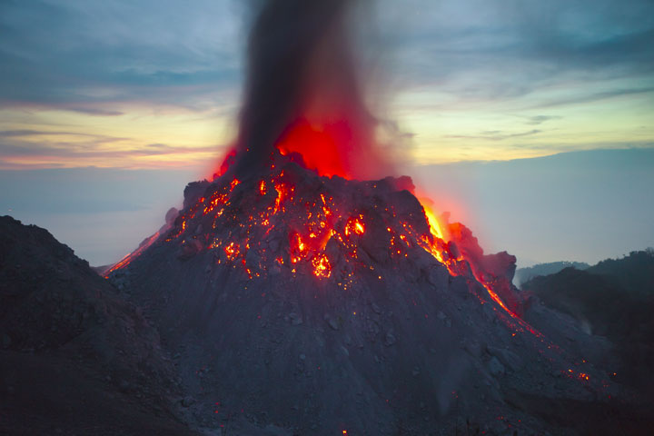 Землетрясения и извержения вулканов происходят. ЛАВОВЫЙ купол вулкан. Келуд извержение вулкана. Экструзивный вулканизм. Вулканические землетрясения.