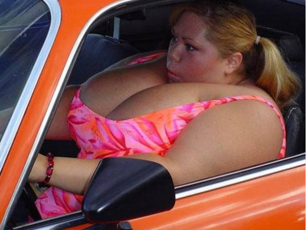obesa in auto