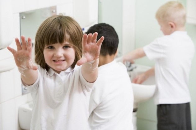 bambini scuola lavarsi le mani