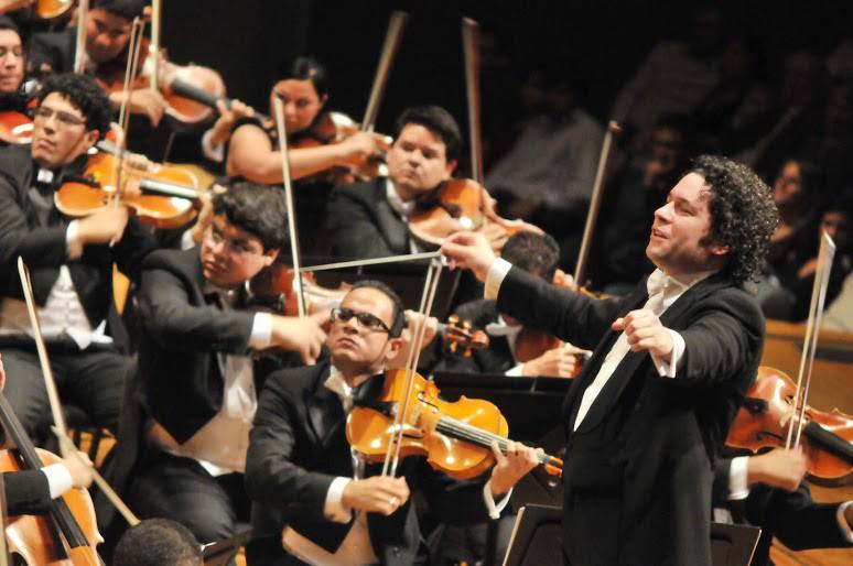 Il giovane direttore Gustavo Dudamel e l’Orchestra Giovanile Simón Bolivar