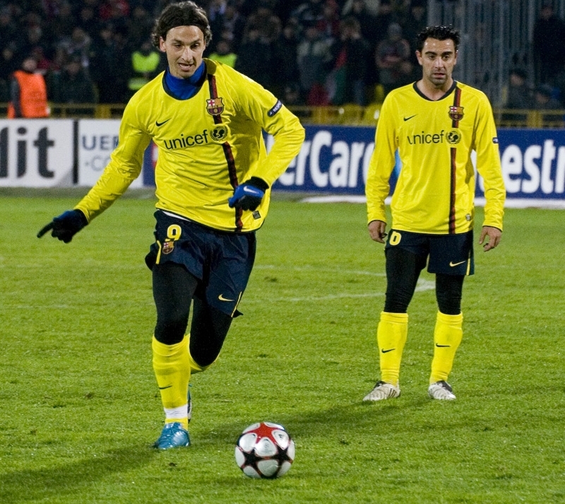 Ibrahimovic “saluta” con uno schiaffetto l'ex compagno Xavi (Video) - UrbanPost
