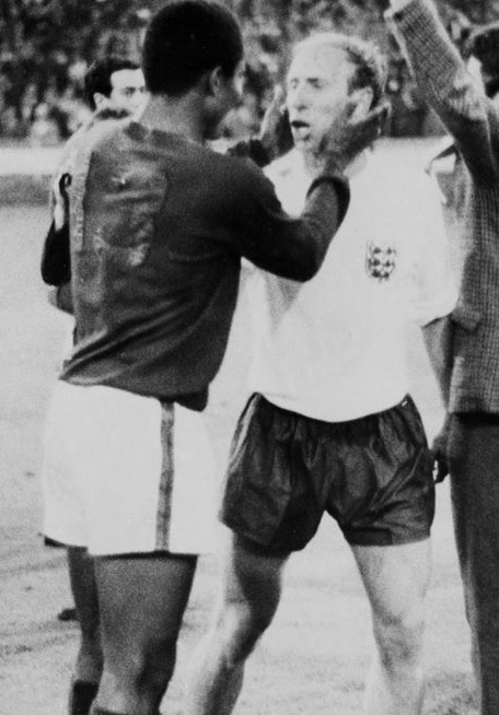 Nel 1966 complimenta Bobby Charlton dopo la semifinale persa del Mondiali