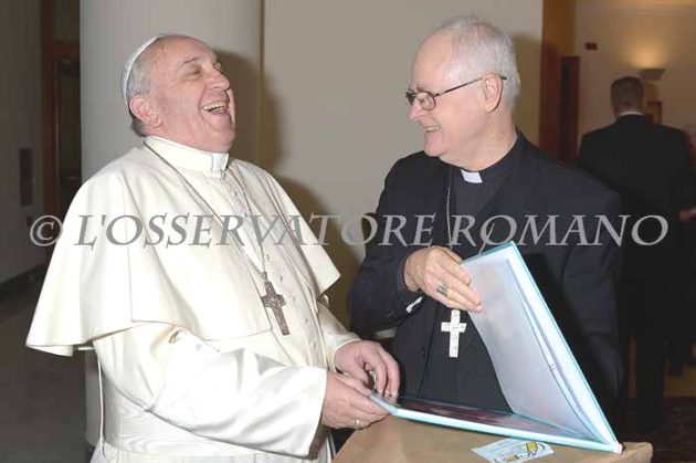 La consegna del libro al Papa (foto tratta da "L'Osservatore Romano")