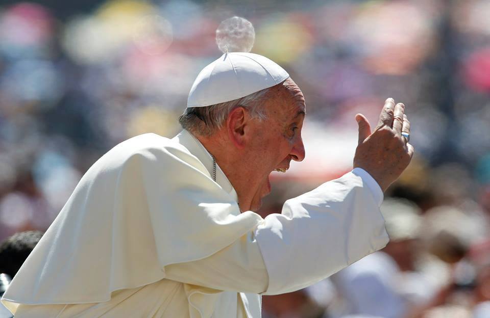 Papa Francesco si arrabbia: chi ha organizzato il buffet dei vip?