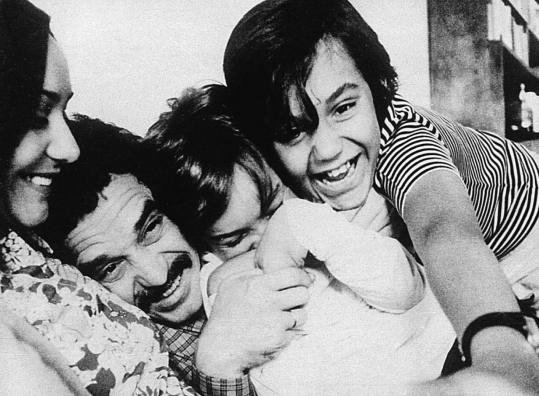 Lo scrittore Gabriel García Márquez ritratto con la sua famiglia