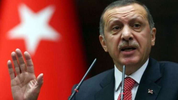La Lira crolla e Unicredit va giù in borsa: cosa sta succedendo in Turchia
