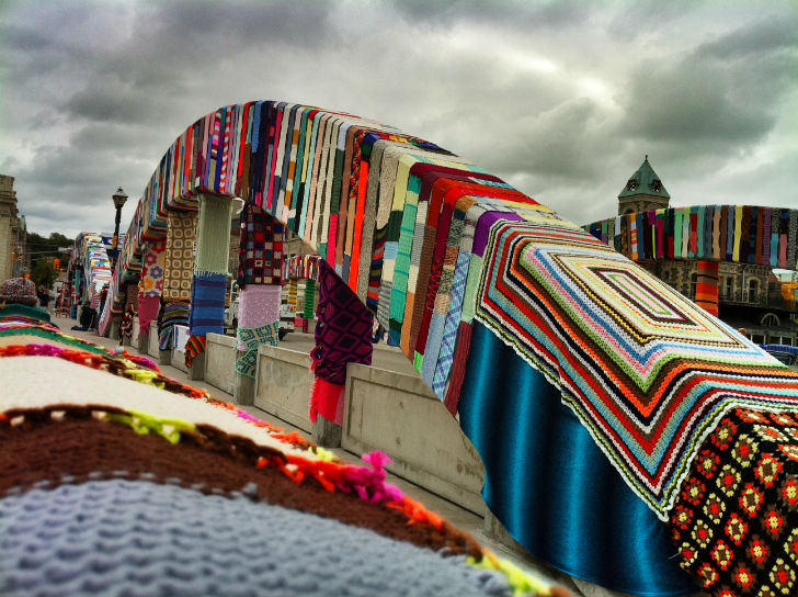 arte-urbana-ecologica-e-femminile-yarn-bombing-urbanpost