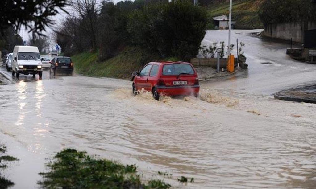 Maltempo nelle Marche piena del fiume Ete, crolla un ponte UrbanPost