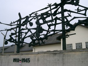 Dachau Memorial rubata la scritta sla cancello dell'ex lager