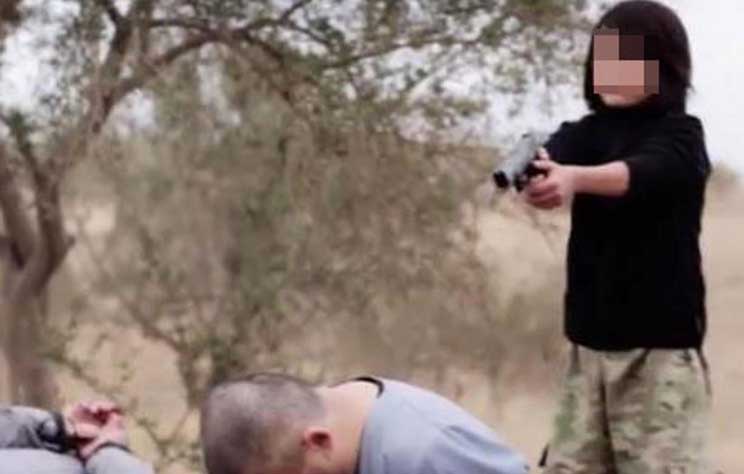 Isis video bambino prigionieri pistola