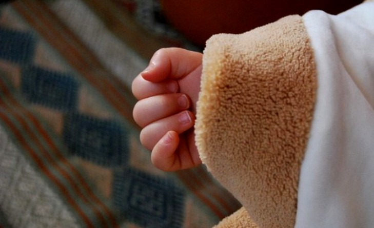 Neonata tra i rifiuti nel Napoletano