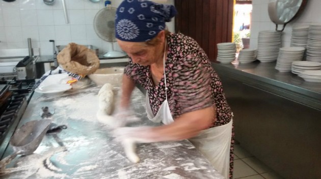 La signora Giovanna prepara gli gnocchi alla Masseria del Tono