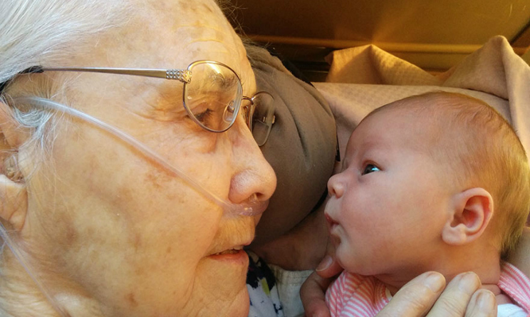 La neonata e la bisnonna di 92 anni, la foto che commuove il mondo