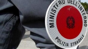 sasso contro auto nel torinese