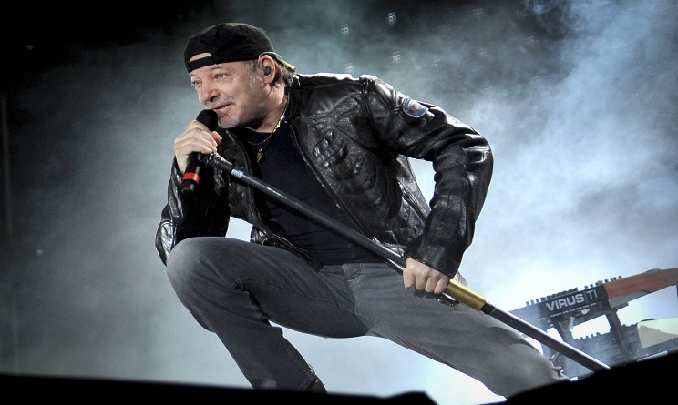 vasco rossi, vasco concerto, facebook, topless censurato