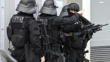 PARIGI MILITARE AGGREDITO