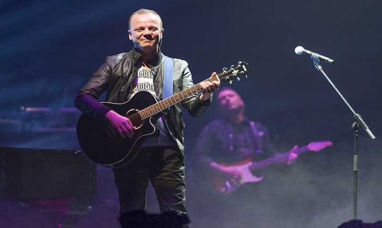 (KIKA) - PADOVA - Gigi D'Alessio si è esibito al Gran Teatro Geox di Padova per la tappa veneta del suo Ora Live Tour. Prima di iniziare la tournée, che lo vedrà impegnato per diversi mesi in tutto il Paese, il cantante ha tenuto concerti in Canada, in Venezuela e negli Stati Uniti, dove il suo CD Ora ha anche raggiunto la vetta della classifica degli album più venduti.
