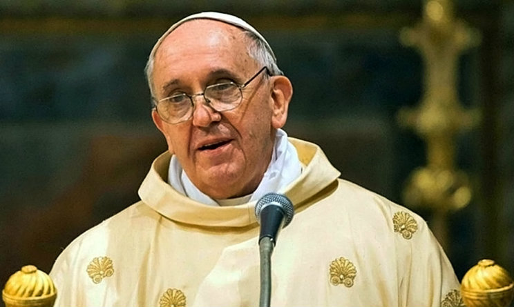 papa francesco roma manifesti contestazione