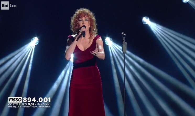 sanremo 2017 look, sanremo 2017 vestiti, sanremo 2017 abiti, sanremo 2017 outfit, maria de filippi vestiti, cantanti vestiti,