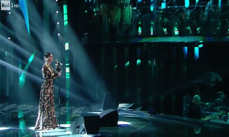 sanremo 2017 look, sanremo 2017 vestiti, sanremo 2017 abiti, sanremo 2017 outfit, maria de filippi vestiti, cantanti vestiti,