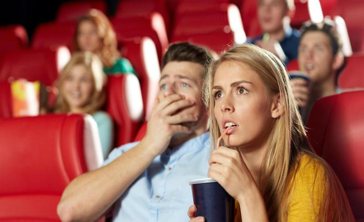 Guardare film al cinema, chi non piange potrebbe essere egoista e narcisista