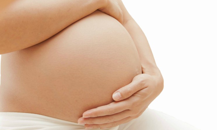 Ha una strana sensazione durante la gravidanza, ma i medici la tranqullizzano, la terribile verita dopo la nascita