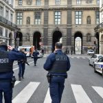 Zaino sospetto davanti al Louvre, evacuato palco di Macron