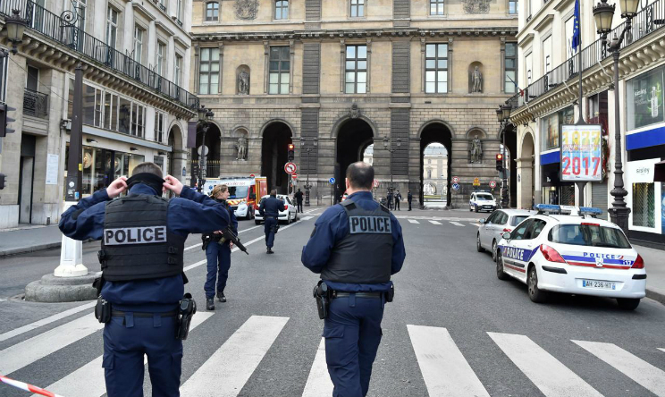Zaino sospetto davanti al Louvre, evacuato palco di Macron