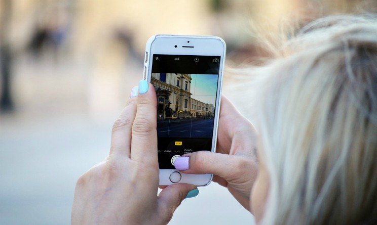 Regala smartphone con app per spiare la fidanzata, condannato a sette anni di carcere