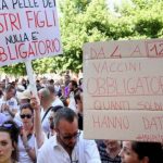 Vaccini obbligatori, manifestazione no vax a Milano contro il Decreto Lorenzin