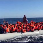 nave militare sperona barcone migranti