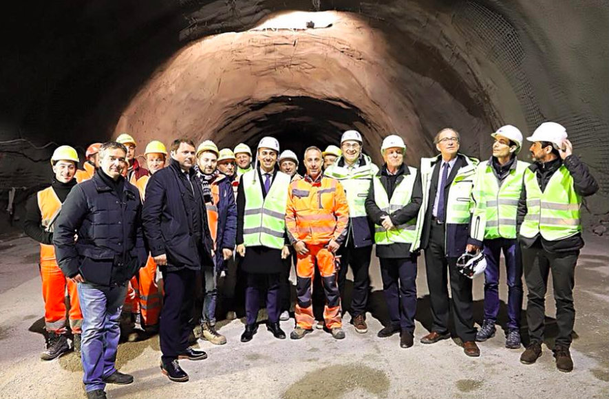 Di Maio con un gruppo di operai