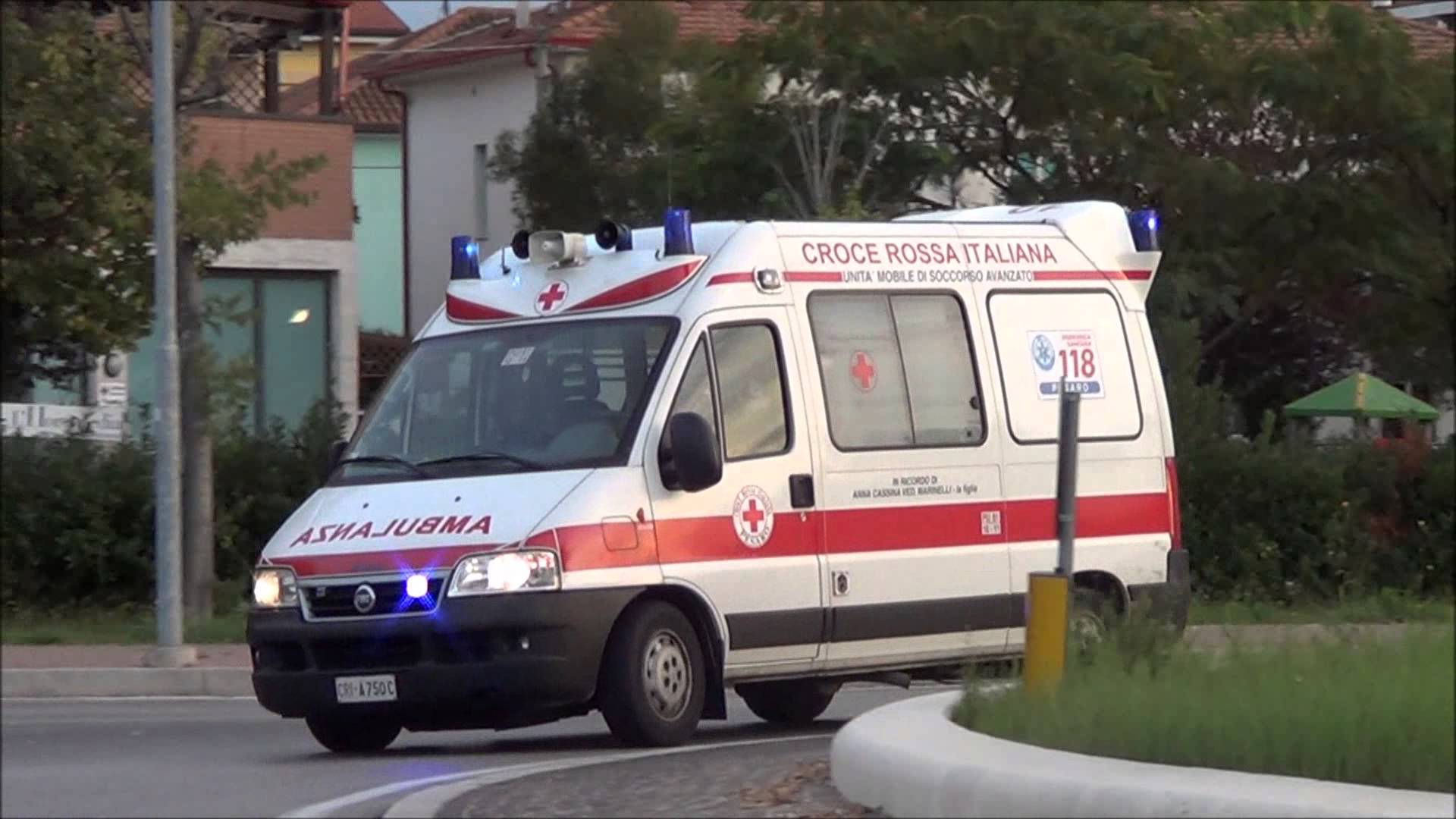 Napoli paletto di ferro contro ambulanza: infermiera fa scudo col corpo al paziente