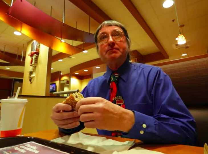 Quest'uomo ha mangiato trentamila hamburger e sta ancora bene [VIDEO]