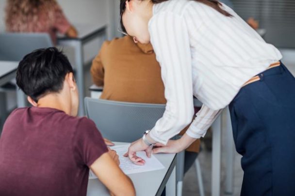 Studente Minorenne Interrompe La Relazione Con Lei Insegnante Lo