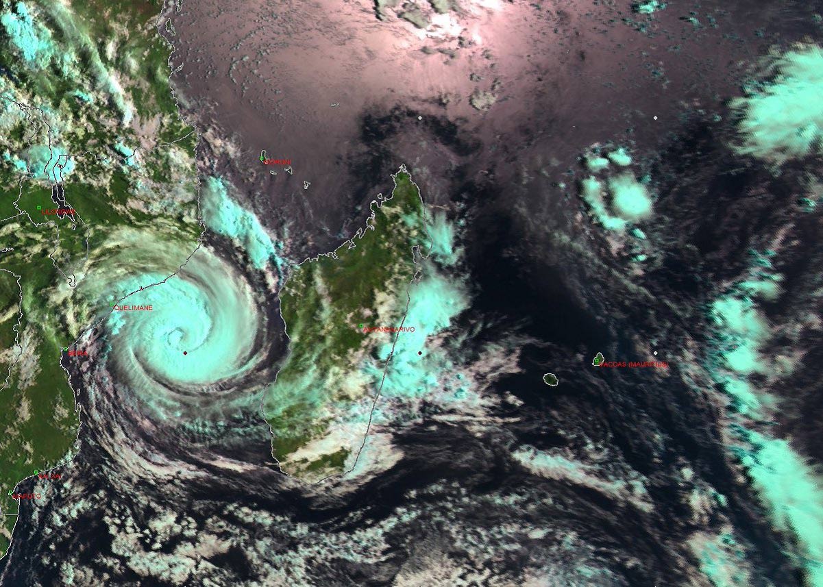 Остров испытывающий наибольшее воздействие тропических циклонов. Мозамбик из космоса. Высота тропического циклона. Циклон на рабочий стол. Cyclone на рабочий стол.