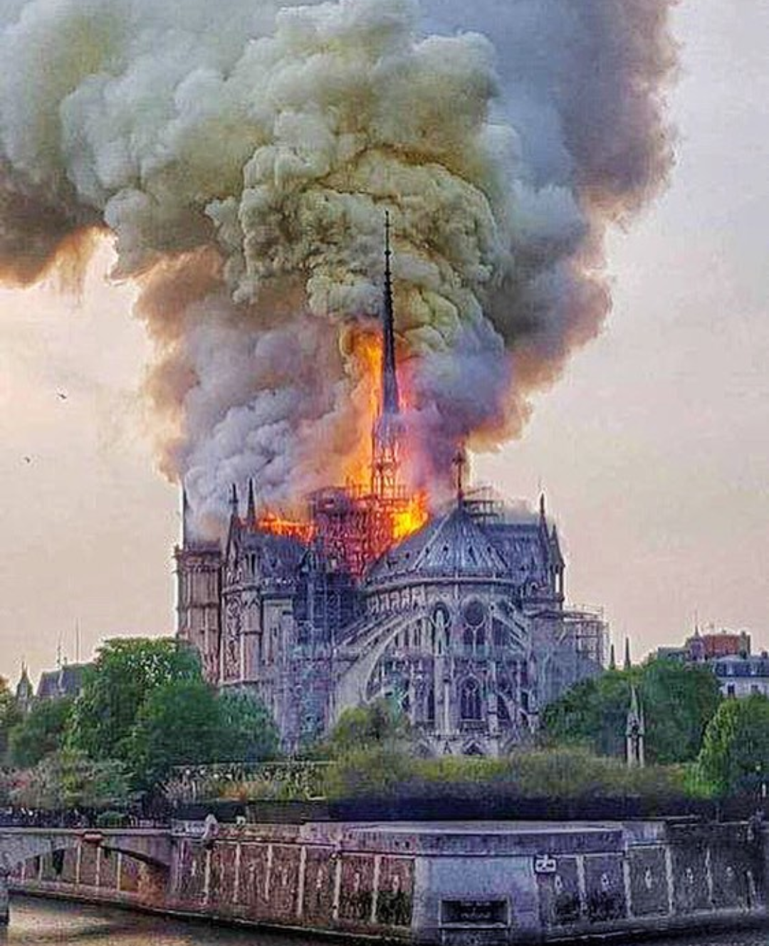 Le foto di Notre Dame che brucia divorata dalle fiamme | Urbanpost