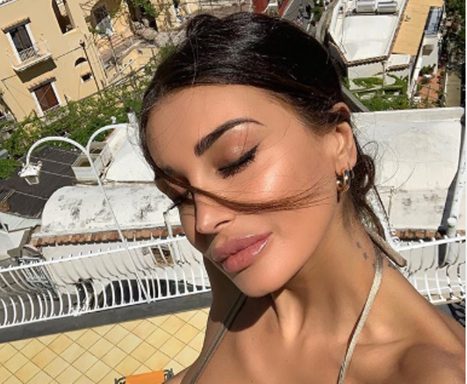Cristina Buccino Instagram selfie dalla bocca in giù, curve bagnate e