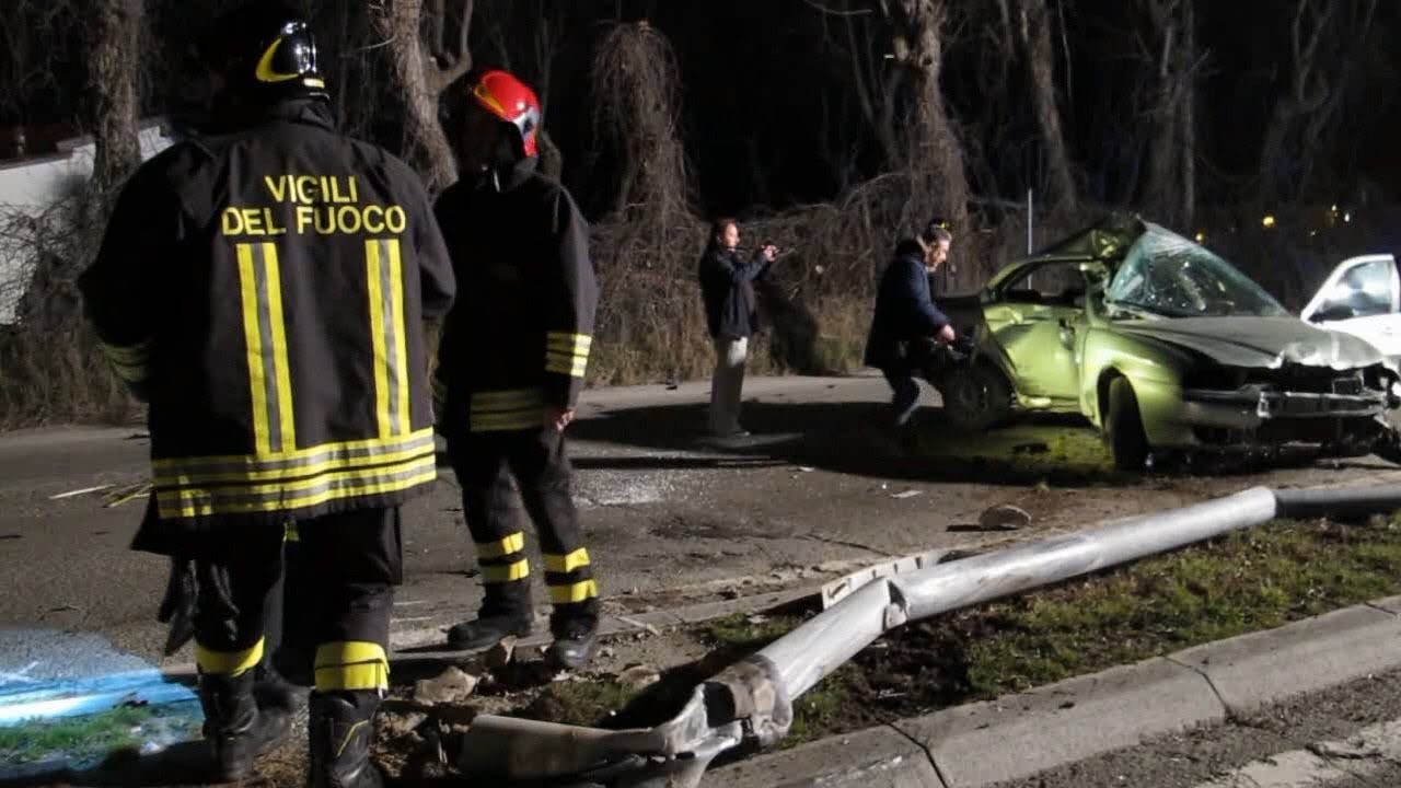 Cuneo, gravissimo incidente stradale nella notte due morti e quattro feriti Cuneo, gravissimo incidente stradale nella notte due morti e quattro feriti