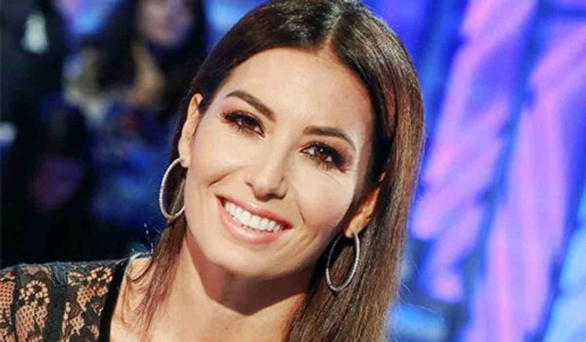 Elisabetta Gregoraci Instagram, il micro bikini accende la fantasia