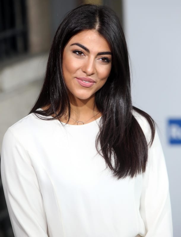 Giulia Salemi In Vacanza A Porto Cervo Fan In Delirio Che Sventola