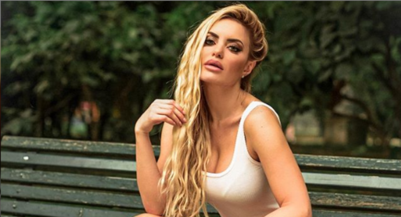 Elena Morali Instagram, senza veli avvolta in un lenzuolo ...